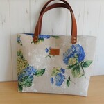 shaniceさま専用　YUWA　リネン　あじさい柄　ブルーのマチ広トートバッグ　