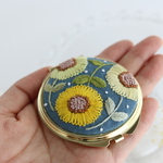 手のせ向日葵　刺繍コンパクトミラー
