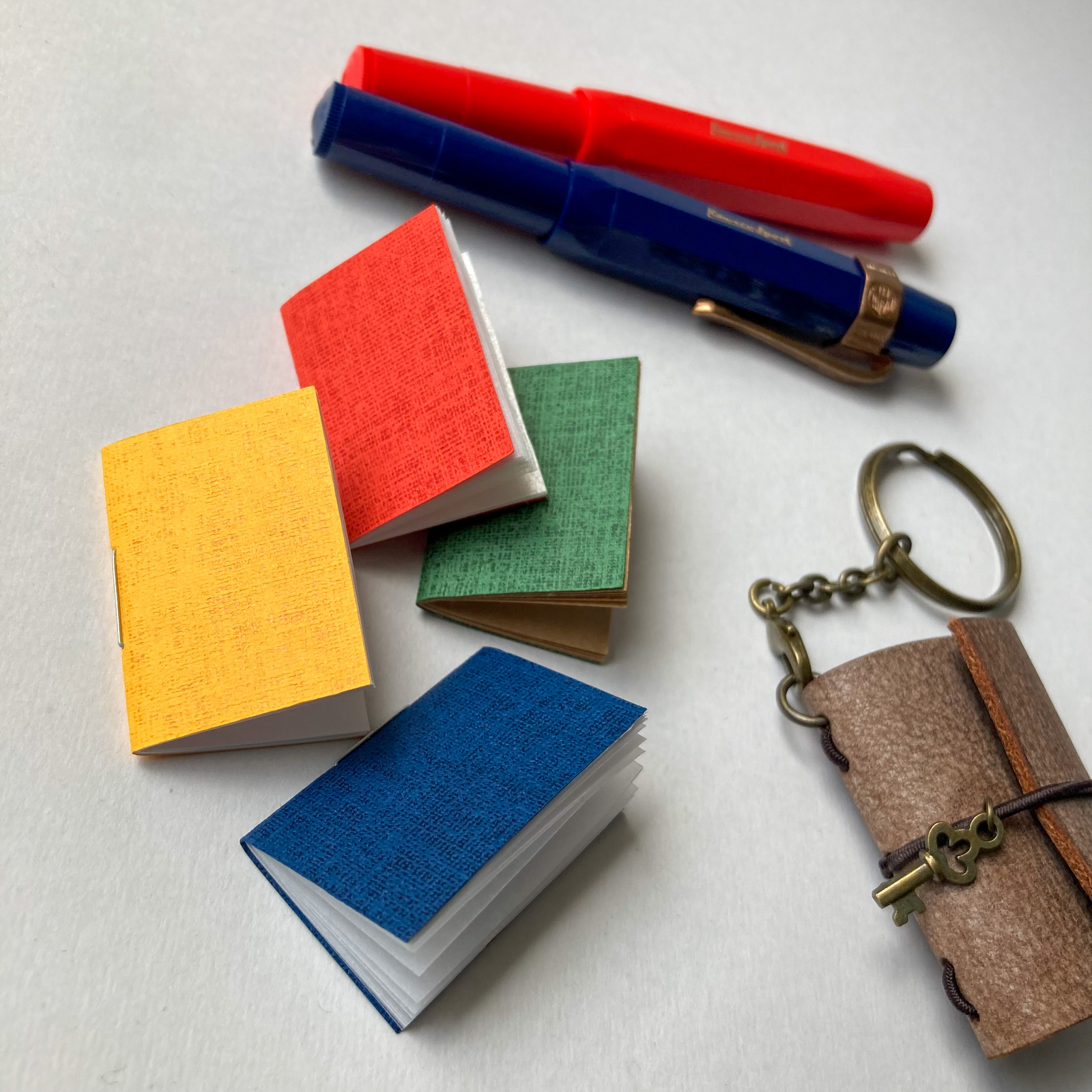 ミニトラベラーズノートキーホルダー グリーン - Subee minne 国内最大級のハンドメイド・手作り通販サイト ミニトラベラーズノートキーホルダー グリーン - Subee minne 国内最大級のハンドメイド・手作り通販サイト