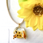 猫たちとひまわりのペンダント　レジン　花　フラワー　夏