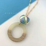 加賀ゆびぬき◇絹糸とウッドフープのネックレス ＜パステルうろこ＞