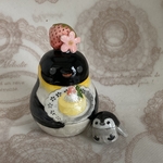 🐧エンペラーペンギンの親子と白苺のロールの小物入れ