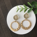 ドイツ製ビーズとメタルリングのオシャレな大ぶりピアス/イヤリング(レトロ、ビンテージ、二次会、パーティー、お呼ばれ、ゴールド、マットゴールド、フープ、サークル、クリア、