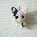 【新作】編みぐるみ犬ストラップ:フレンチブルドッグ（パイド）