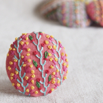 刺繍ブローチ☆ サンプラー くるみボタンブローチ ヘアゴム  に変更可