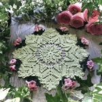 レース編みのドイリー・小さなピンクの花　　　　直径　28 cm