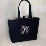 A4サイズ選べるヴィンテージイニシャル刺繍持ち手長さの帆布のトートバッグポケットとホック付き　黒または紺