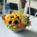 ☸ひまわりとマムのバスケットアレンジ　magee(マギー）　仏花　プリザーブドフラワープレゼント　夏ギフト　向日葵　ヒマワリ　結婚祝い　誕生日　仏花　お供え　開店祝い　退職祝い　両親贈呈
