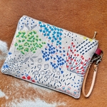 芝の野草のフラットポーチ。グリッタープリント。