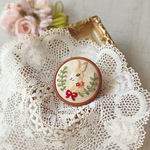 ＊手刺繍のウサギさんの木枠ブローチ＊