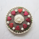 【いちごのチョコレートケーキ】刺繍ブローチ 38mm