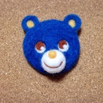 クマのブローチ（青）