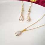 しずくパールのネックレスとピアス／イヤリング