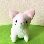 おすわり白猫のぬいぐるみ