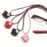 本革　花のメガネホルダー　ペンホルダー　ペンダント型