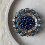 アンティーク水色ブルー×黄緑スワロフスキー　花ビーズ刺繍ブローチ