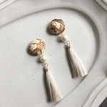 イヤリング/ピアス ライトベージュタッセル×コットンパール×刺繍リボンくるみボタン　イヤリング　ピアス　結婚式　ウエディング