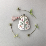 バラとクレマチス刺繍の小さながま口/サーモンピンク