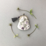 バラとクレマチス刺繍の小さながま口/紫