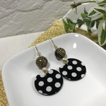 水玉チャームのヴィンテージ調大ぶりピアス（モノトーン）アンティーク