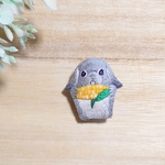 ウサギの刺繍ブローチ  〜トウモロコシ〜