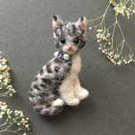 羊毛のこねこブローチ