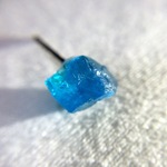 【鉱物原石】スリランカ産ブルーアパタイトのピアス