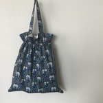 夏らしいブルーの花模様の巾着バッグ