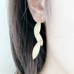 秋色リーフがはらりと散るイヤリング  Earrings of Autumn Colors and Snow Flurry