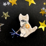 【6/27(日)19時〜販売】花火を楽しむ猫の刺繍ブローチ　ブルー