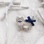 【6/27(日)19時〜販売】しっぽリボンのサバトラ猫の刺繍ブローチ　白