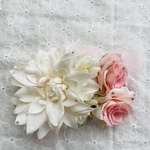 白のダリアとピンクの薔薇のチョーカー