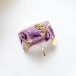インド刺繍　刺繍リボン　花柄　パープル　ゴールド　ポニーフック　＊　タグチャーム　花　紫　フラワー　お洒落　人気　結婚式　お呼ばれ　ヘアアクセサリー  ヘアカフス　髪飾り　プチギフト　プレゼント　