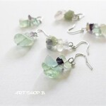 【SALE】きらり*天然石さざれのシンプルピアス【レインボーフローライト】