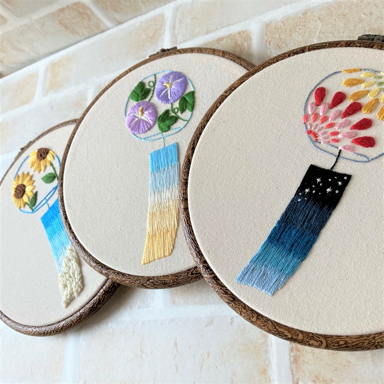 手刺繍の壁飾り】風鈴（朝顔×朝焼け）（17㎝）刺繍フレーム