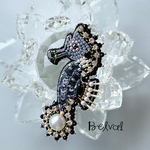 ビーズ刺繍のブローチ　-タツノオトシゴ　seahorse-
