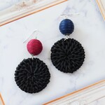 赤と青のワックスコードボールが付いた、黒いラタンピアス