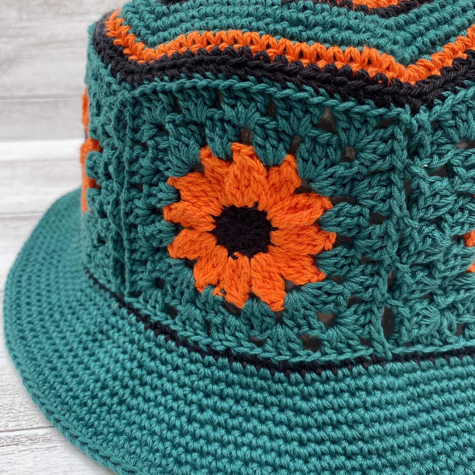ハンドメイド☺︎グラニースクエア☺︎クロシェバケットチューリップハット☺︎カラフル 🌈🌈🌈 granny square hat カラフル配色が映えるハット🖤 特に黒