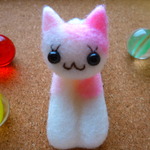 羊毛フェルトピンク＆薄ピンクぶちねこマスコットぱっちんぴん