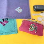 イニシャル刺繍がま口 小銭入れ　お祝い　ギフト　名入れ
