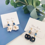 透き通るガラスビーズとお花の  ピアス/イヤリング