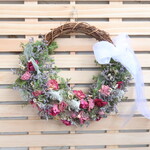 ミニバラとブルーファンタジーのハーフムーンリース