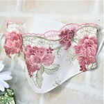 夏マスク・息がしやすいマスク／ホワイトの地にピンクの薔薇の花＆小花を刺繍したチュールレースが美しい折り上げマスク