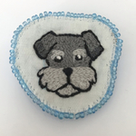 シュナウザー刺繍のキラキラブローチ　手刺繍　刺繍ブローチ　刺繍小物　シュナウザー　ワンちゃん　ビーズ　
