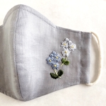 ブルーグレーの刺繍マスク　薄いグレーリネンとブルー系のお花の刺繍　ノーズワイヤー入り　フィルターポケット付　