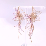 2輪の桔梗 ピアス/イヤリング  結婚式 デート 和装 プレゼント ギフト アシンメトリー お揃い おしゃれ お花 白 ホワイト パープル 紫 ウェディング きれい かわいい ディップアート レジン