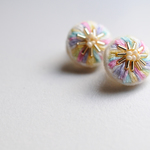 ＜Stella～遊び好きの星～＞刺繍ピアス◎ミルクレインボー×ホワイト/虹白×金色◎２way