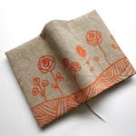 ★オリジナル手描きイラスト★コットンリネンの文庫サイズブックカバー　丘に咲く野花　生成り x オレンジ 