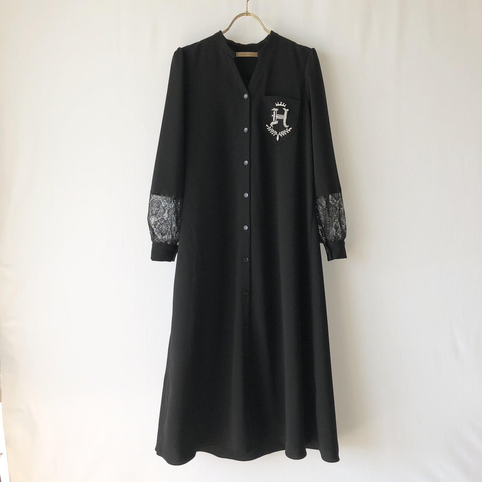 春夏・パール刺繍のVネックワンピース【スタンドカラー/ブラック