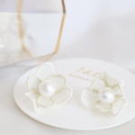 《再販》【Alice(アリス) 】6枚花のピアス 小さいサイズ《white×グリーン》